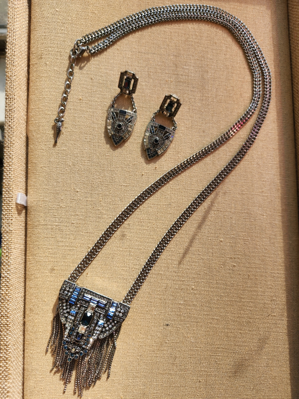 Chloe+Isabel Jardins Trocadero Blue Art Deco Pendant Necklace Earring Set Y2K